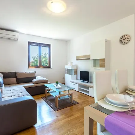 Apartman Mikaela *