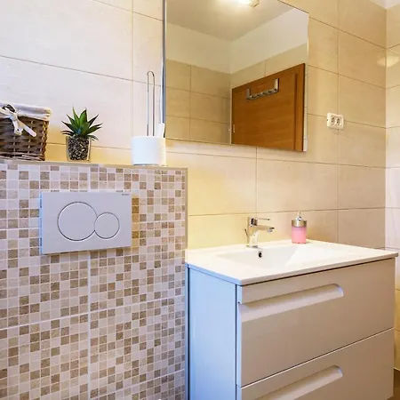 Mikaela Apartman *