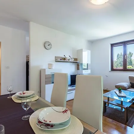 Mikaela Apartman *