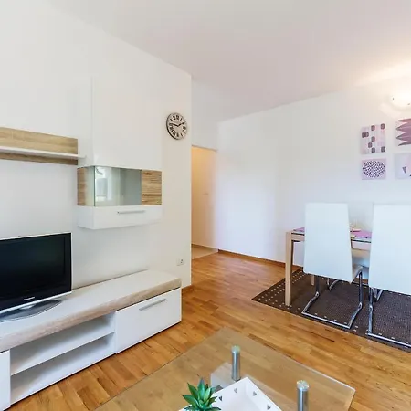 Mikaela Apartment *